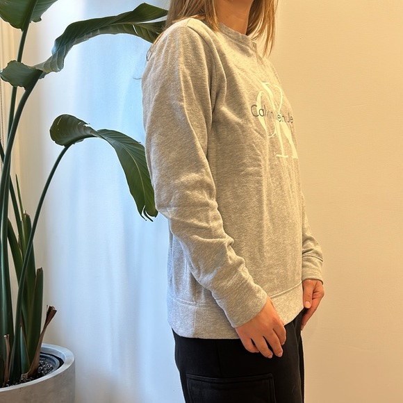 Calvin Klein crew neck 
Women
Grey - Picture 2 of 3
